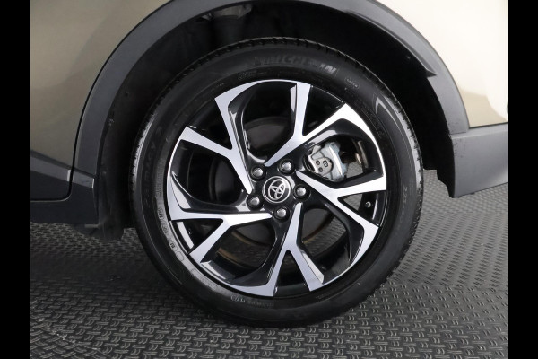 Toyota C-HR 1.8 HYBRID BI-TONE LUXERY LINE GARANTIE 5-2032 TREKHAAK. 4 SEIZOENEN BANDEN.NAVIGATIE. STUUR EN STOELVERWARMING. HALF LEDER