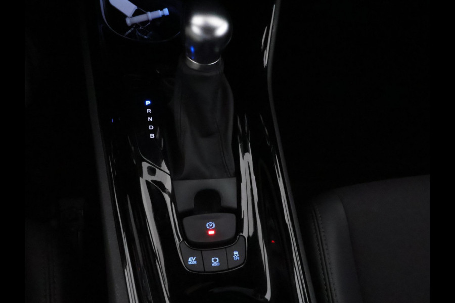 Toyota C-HR 1.8 HYBRID BI-TONE LUXERY LINE GARANTIE 5-2032 TREKHAAK. 4 SEIZOENEN BANDEN.NAVIGATIE. STUUR EN STOELVERWARMING. HALF LEDER
