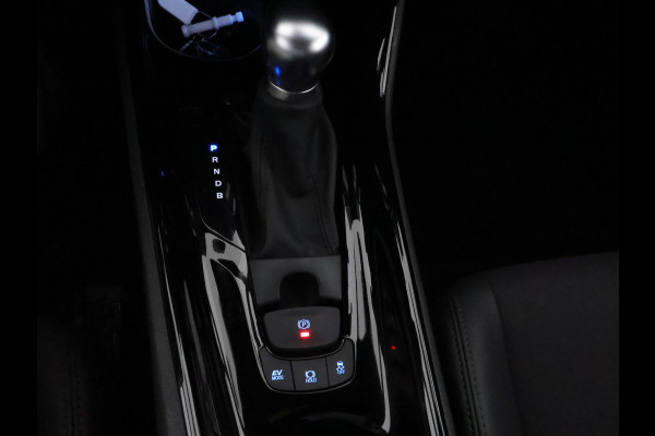 Toyota C-HR 1.8 HYBRID BI-TONE LUXERY LINE GARANTIE 5-2032 TREKHAAK. 4 SEIZOENEN BANDEN.NAVIGATIE. STUUR EN STOELVERWARMING. HALF LEDER