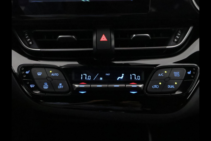 Toyota C-HR 1.8 HYBRID BI-TONE LUXERY LINE GARANTIE 5-2032 TREKHAAK. 4 SEIZOENEN BANDEN.NAVIGATIE. STUUR EN STOELVERWARMING. HALF LEDER