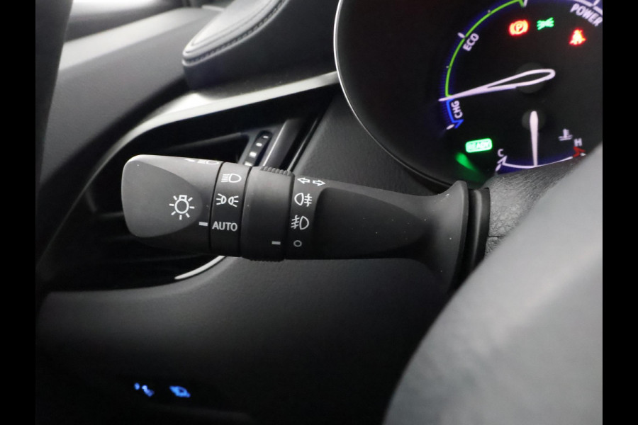 Toyota C-HR 1.8 HYBRID BI-TONE LUXERY LINE GARANTIE 5-2032 TREKHAAK. 4 SEIZOENEN BANDEN.NAVIGATIE. STUUR EN STOELVERWARMING. HALF LEDER