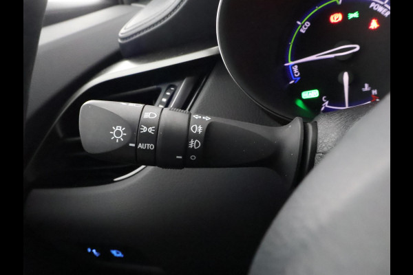 Toyota C-HR 1.8 HYBRID BI-TONE LUXERY LINE GARANTIE 5-2032 TREKHAAK. 4 SEIZOENEN BANDEN.NAVIGATIE. STUUR EN STOELVERWARMING. HALF LEDER