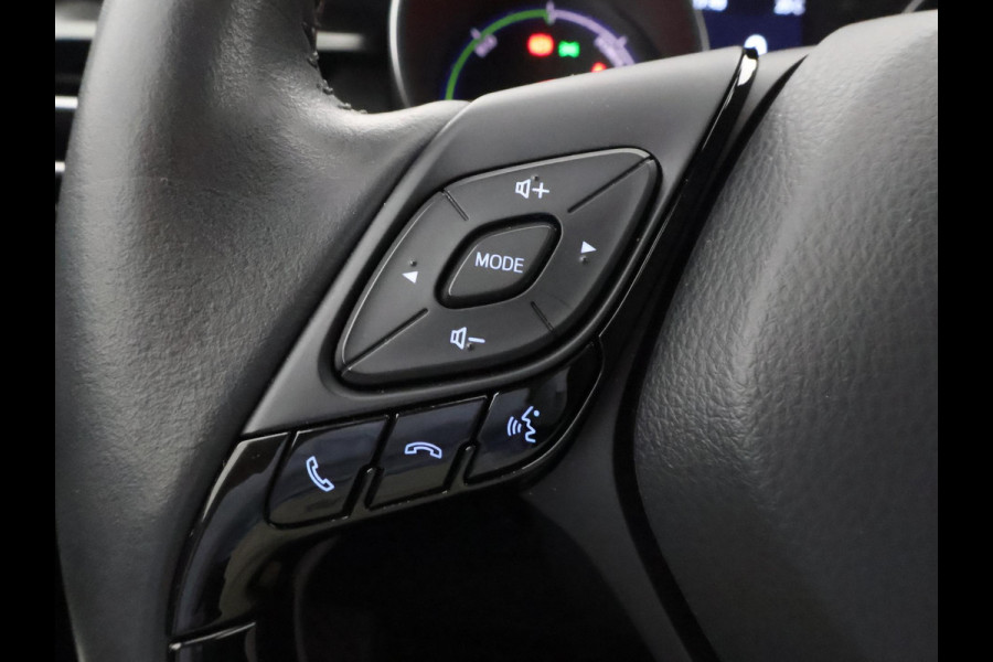 Toyota C-HR 1.8 HYBRID BI-TONE LUXERY LINE GARANTIE 5-2032 TREKHAAK. 4 SEIZOENEN BANDEN.NAVIGATIE. STUUR EN STOELVERWARMING. HALF LEDER