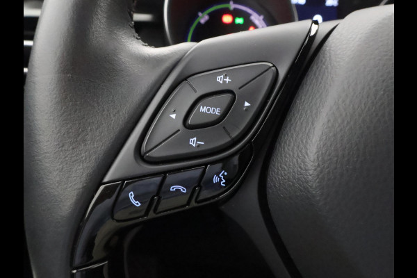 Toyota C-HR 1.8 HYBRID BI-TONE LUXERY LINE GARANTIE 5-2032 TREKHAAK. 4 SEIZOENEN BANDEN.NAVIGATIE. STUUR EN STOELVERWARMING. HALF LEDER