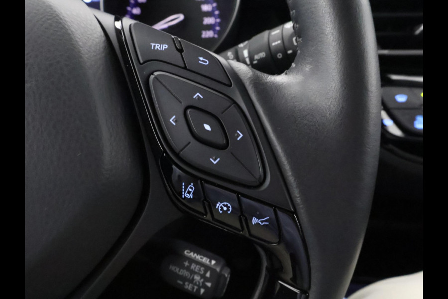 Toyota C-HR 1.8 HYBRID BI-TONE LUXERY LINE GARANTIE 5-2032 TREKHAAK. 4 SEIZOENEN BANDEN.NAVIGATIE. STUUR EN STOELVERWARMING. HALF LEDER