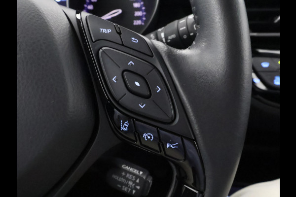 Toyota C-HR 1.8 HYBRID BI-TONE LUXERY LINE GARANTIE 5-2032 TREKHAAK. 4 SEIZOENEN BANDEN.NAVIGATIE. STUUR EN STOELVERWARMING. HALF LEDER