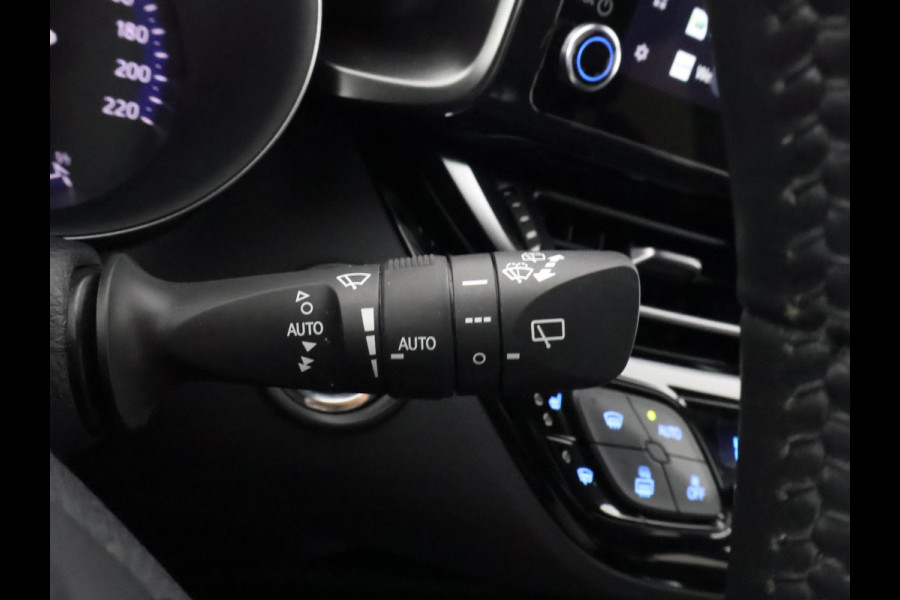 Toyota C-HR 1.8 HYBRID BI-TONE LUXERY LINE GARANTIE 5-2032 TREKHAAK. 4 SEIZOENEN BANDEN.NAVIGATIE. STUUR EN STOELVERWARMING. HALF LEDER