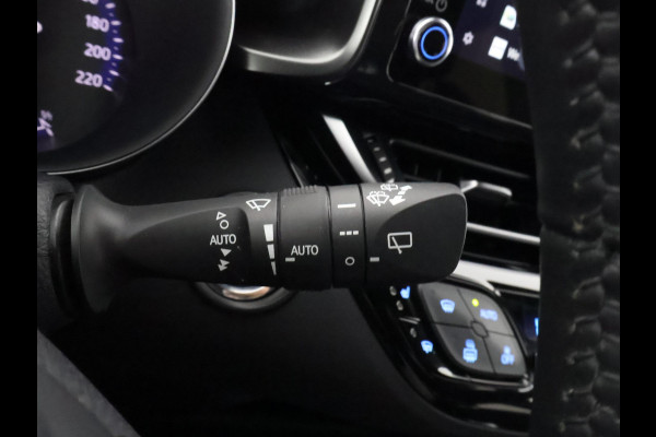 Toyota C-HR 1.8 HYBRID BI-TONE LUXERY LINE GARANTIE 5-2032 TREKHAAK. 4 SEIZOENEN BANDEN.NAVIGATIE. STUUR EN STOELVERWARMING. HALF LEDER