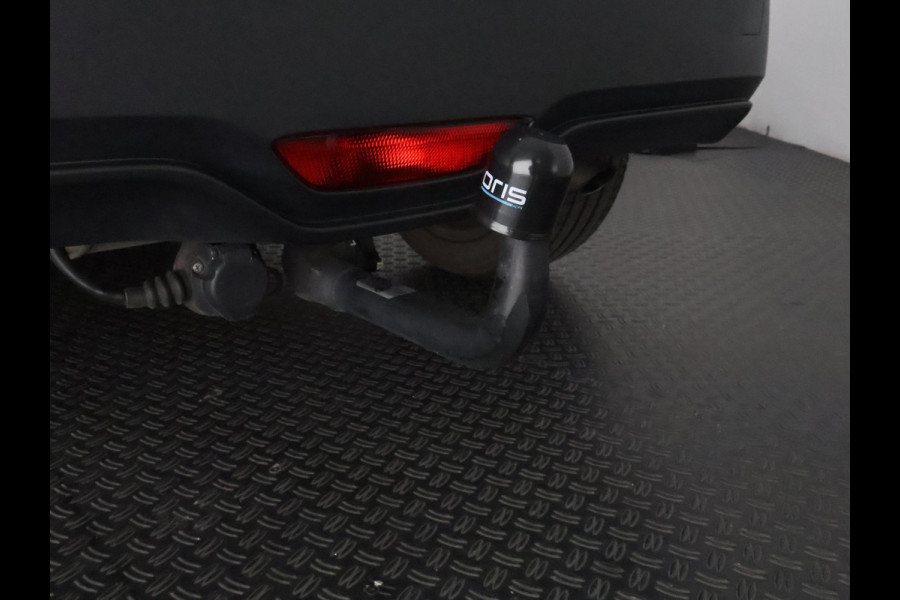 Toyota C-HR 1.8 HYBRID BI-TONE LUXERY LINE GARANTIE 5-2032 TREKHAAK. 4 SEIZOENEN BANDEN.NAVIGATIE. STUUR EN STOELVERWARMING. HALF LEDER