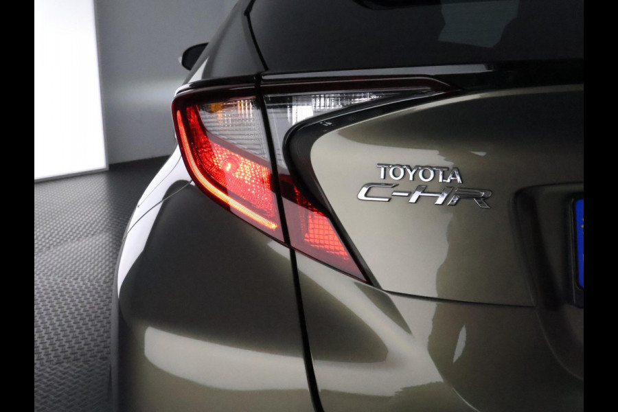 Toyota C-HR 1.8 HYBRID BI-TONE LUXERY LINE GARANTIE 5-2032 TREKHAAK. 4 SEIZOENEN BANDEN.NAVIGATIE. STUUR EN STOELVERWARMING. HALF LEDER