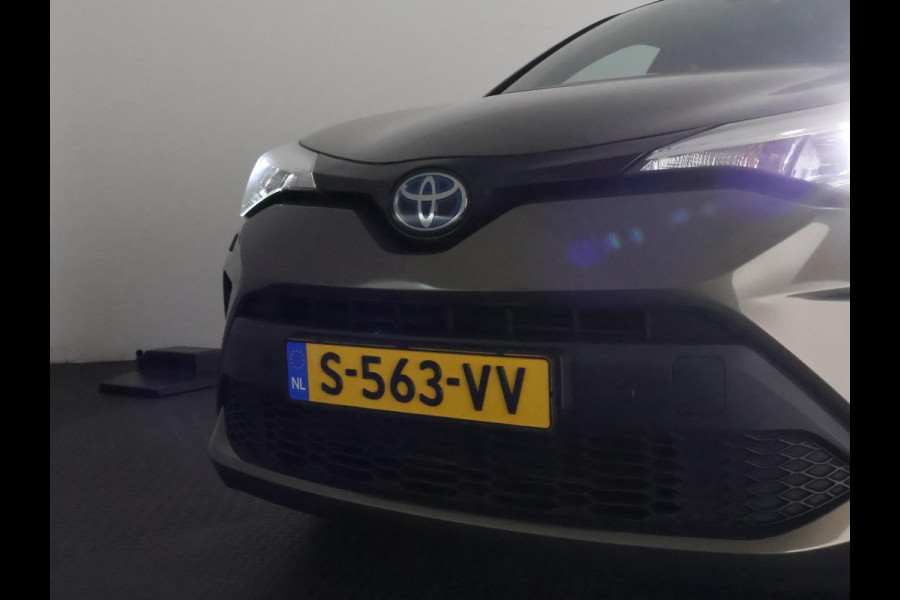 Toyota C-HR 1.8 HYBRID BI-TONE LUXERY LINE GARANTIE 5-2032 TREKHAAK. 4 SEIZOENEN BANDEN.NAVIGATIE. STUUR EN STOELVERWARMING. HALF LEDER