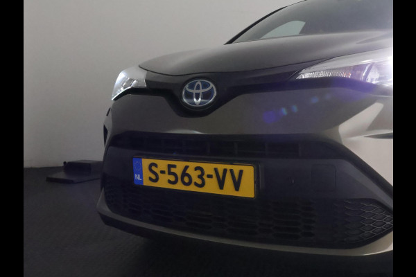 Toyota C-HR 1.8 HYBRID BI-TONE LUXERY LINE GARANTIE 5-2032 TREKHAAK. 4 SEIZOENEN BANDEN.NAVIGATIE. STUUR EN STOELVERWARMING. HALF LEDER