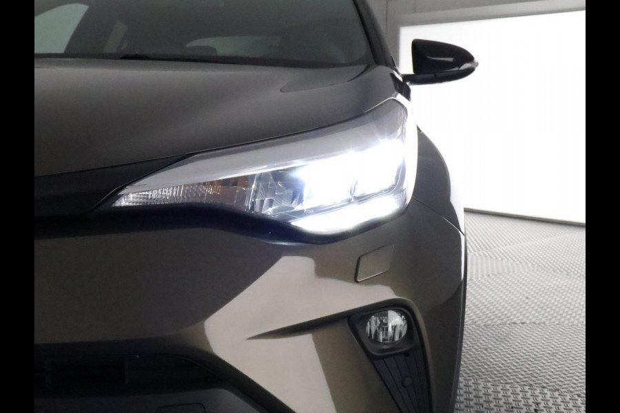 Toyota C-HR 1.8 HYBRID BI-TONE LUXERY LINE GARANTIE 5-2032 TREKHAAK. 4 SEIZOENEN BANDEN.NAVIGATIE. STUUR EN STOELVERWARMING. HALF LEDER