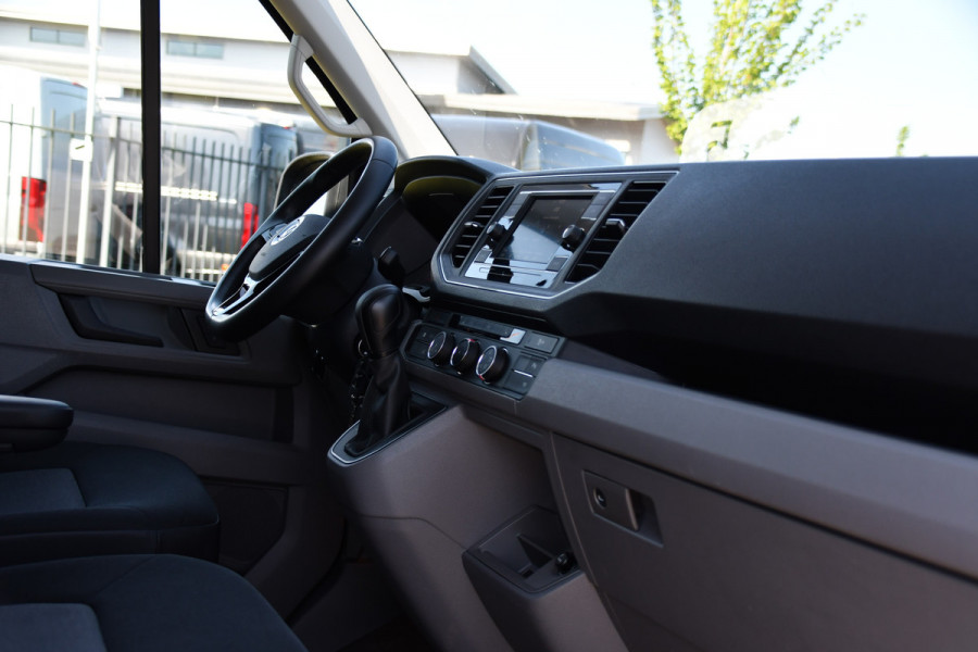 Volkswagen Crafter 35 2.0 TDI L3H2 Highline Black Edition Cruise, Carplay, Camera, LED, 177pk, Automaat, Stuurverwarming, Stoelverwarming, Uniek!