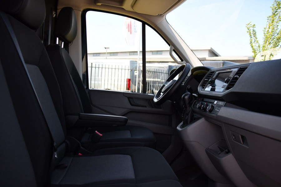 Volkswagen Crafter 35 2.0 TDI L3H2 Highline Black Edition Cruise, Carplay, Camera, LED, 177pk, Automaat, Stuurverwarming, Stoelverwarming, Uniek!