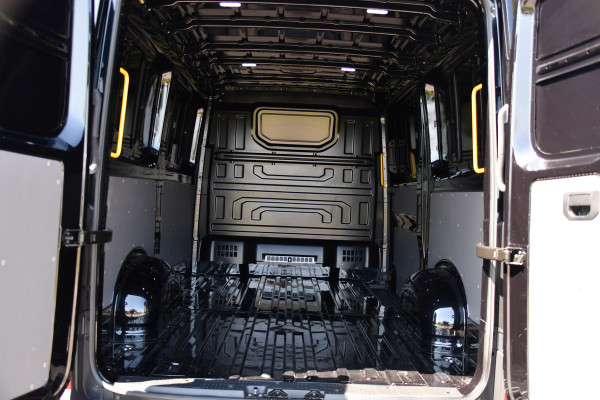 Volkswagen Crafter 35 2.0 TDI L3H2 Highline Black Edition Cruise, Carplay, Camera, LED, 177pk, Automaat, Stuurverwarming, Stoelverwarming, Uniek!