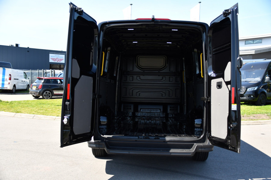 Volkswagen Crafter 35 2.0 TDI L3H2 Highline Black Edition Cruise, Carplay, Camera, LED, 177pk, Automaat, Stuurverwarming, Stoelverwarming, Uniek!