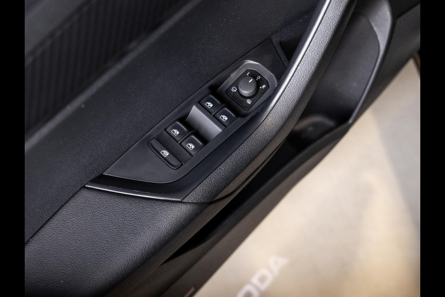 Škoda Karoq 1.5 TSI ACT Sportline Business / 150pk / Stoelverwarming voor en achter / Achteruitrij camera /