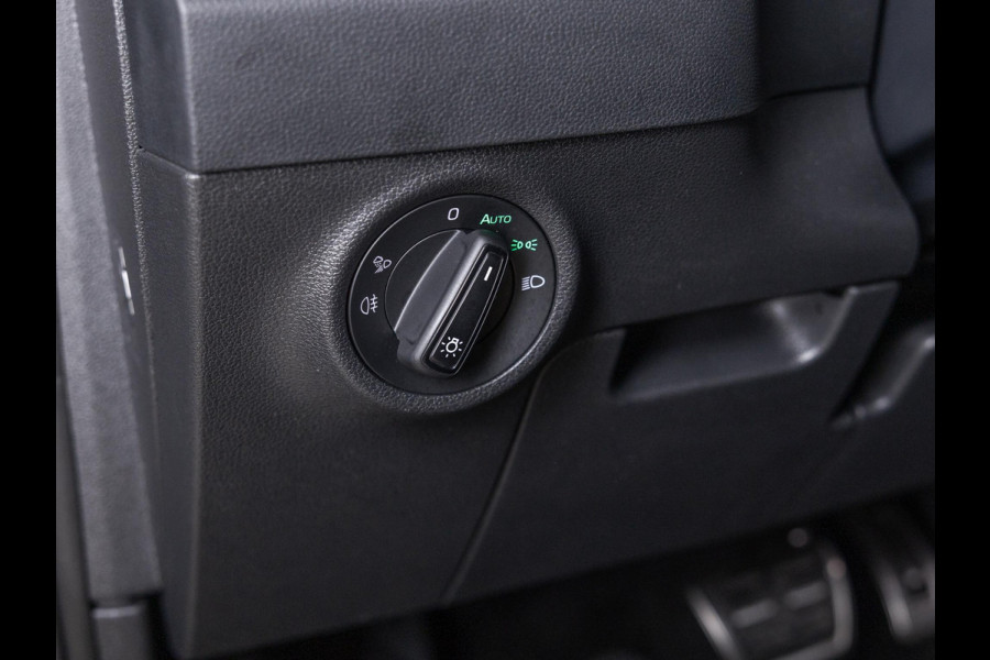 Škoda Karoq 1.5 TSI ACT Sportline Business / 150pk / Stoelverwarming voor en achter / Achteruitrij camera /