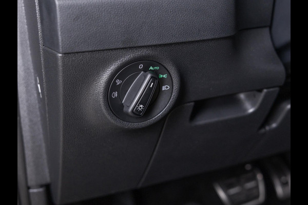 Škoda Karoq 1.5 TSI ACT Sportline Business / 150pk / Stoelverwarming voor en achter / Achteruitrij camera /
