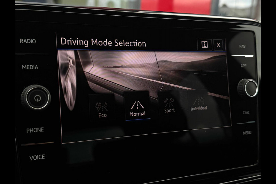 Volkswagen T-Roc 1.5 TSI 3 x R-Line | LED | Stoelverwarming | Carplay | Adaptive Cruise | Dode hoek detectie | Black Pakket |