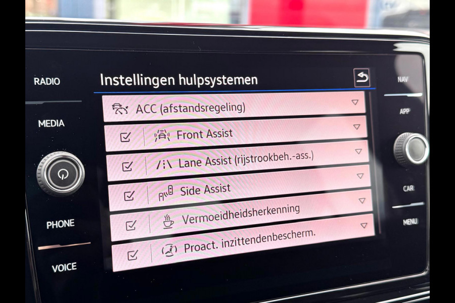 Volkswagen T-Roc 1.5 TSI 3 x R-Line | LED | Stoelverwarming | Carplay | Adaptive Cruise | Dode hoek detectie | Black Pakket |