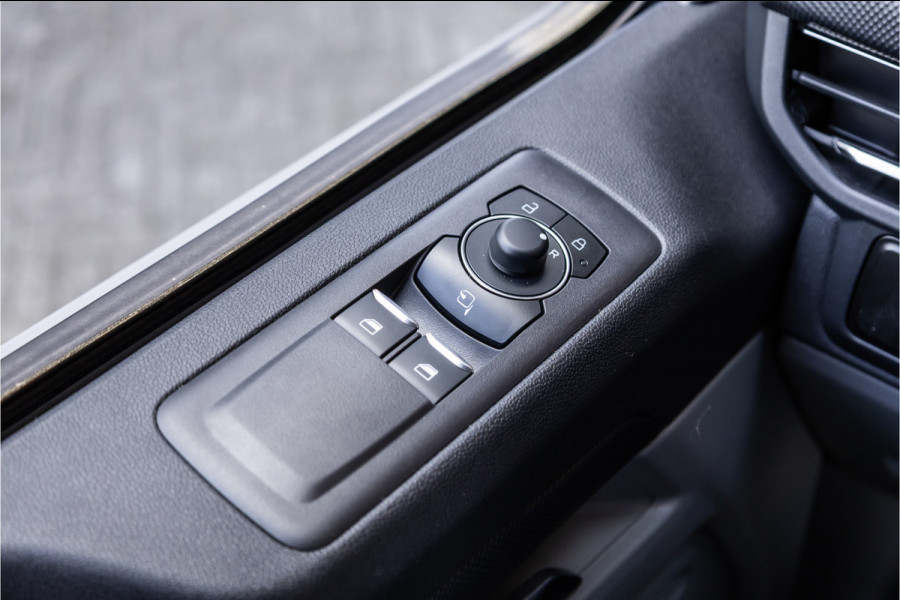 Ford Transit Custom 320 2.0 TDCI 150 PK L2H1 Limited DC | Dubbel Cabine | ACC | Blind Spot | Navigatie | Camera | CarPlay | Lane Assist | Stoelverwa | Trekhaak | Verlengde fabrieksgarantie tot 12-2029
