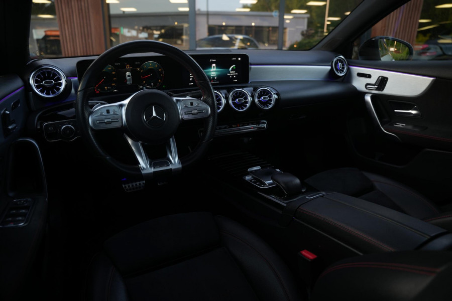 Mercedes-Benz A-Klasse 200 Launch Edition Premium Plus AMG panoramadak AMBIENT Apple Carplay Brake assist Camera Multimedia Getint glas 19"L.M. Cruise Navi