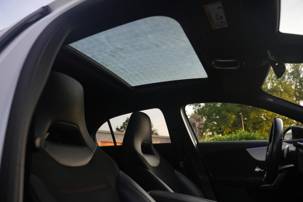 Mercedes-Benz A-Klasse 200 Launch Edition Premium Plus AMG panoramadak AMBIENT Apple Carplay Brake assist Camera Multimedia Getint glas 19"L.M. Cruise Navi