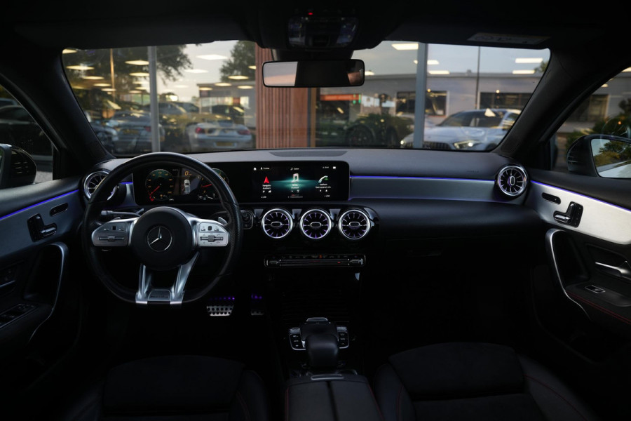 Mercedes-Benz A-Klasse 200 Launch Edition Premium Plus AMG panoramadak AMBIENT Apple Carplay Brake assist Camera Multimedia Getint glas 19"L.M. Cruise Navi