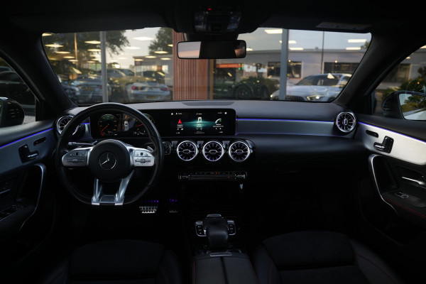 Mercedes-Benz A-Klasse 200 Launch Edition Premium Plus AMG panoramadak AMBIENT Apple Carplay Brake assist Camera Multimedia Getint glas 19"L.M. Cruise Navi