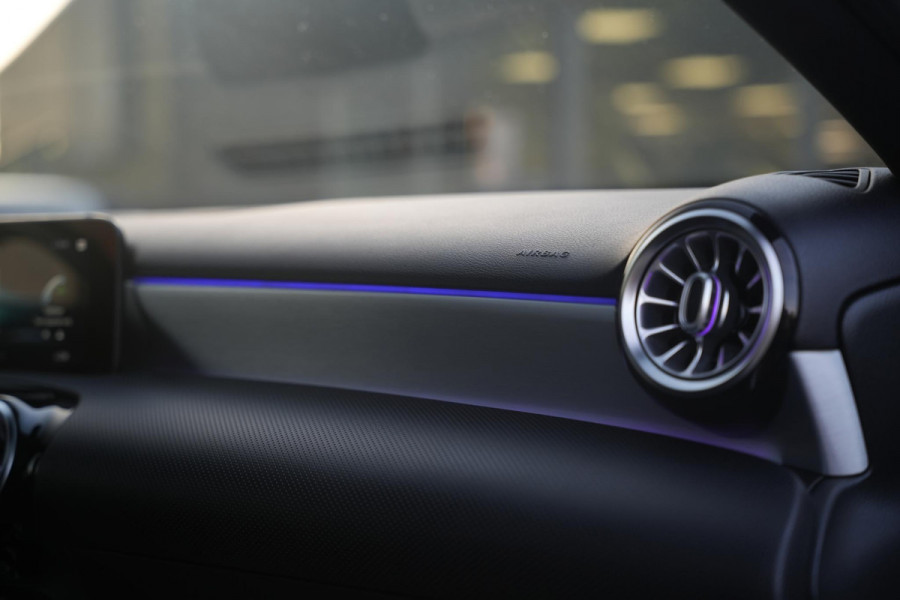 Mercedes-Benz A-Klasse 200 Launch Edition Premium Plus AMG panoramadak AMBIENT Apple Carplay Brake assist Camera Multimedia Getint glas 19"L.M. Cruise Navi