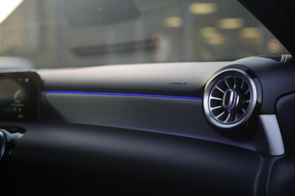 Mercedes-Benz A-Klasse 200 Launch Edition Premium Plus AMG panoramadak AMBIENT Apple Carplay Brake assist Camera Multimedia Getint glas 19"L.M. Cruise Navi