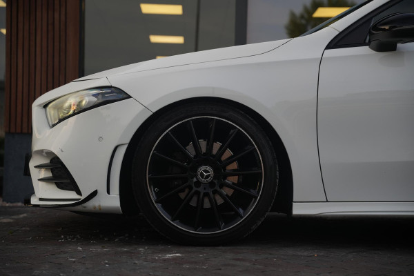 Mercedes-Benz A-Klasse 200 Launch Edition Premium Plus AMG panoramadak AMBIENT Apple Carplay Brake assist Camera Multimedia Getint glas 19"L.M. Cruise Navi
