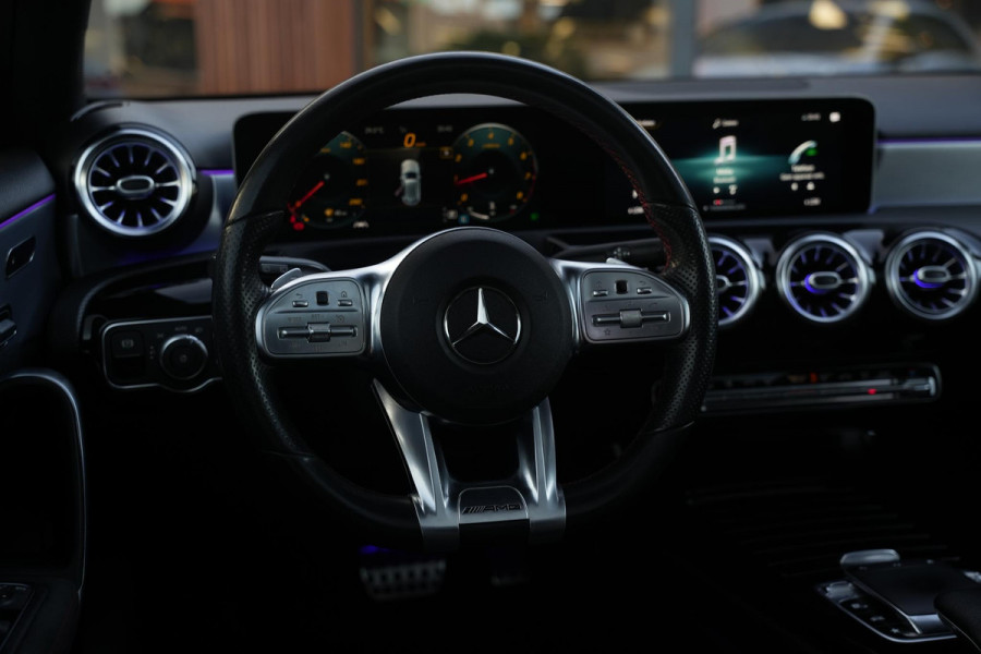 Mercedes-Benz A-Klasse 200 Launch Edition Premium Plus AMG panoramadak AMBIENT Apple Carplay Brake assist Camera Multimedia Getint glas 19"L.M. Cruise Navi