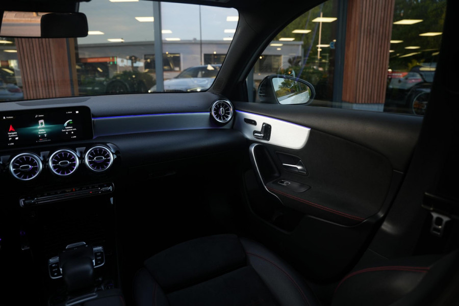 Mercedes-Benz A-Klasse 200 Launch Edition Premium Plus AMG panoramadak AMBIENT Apple Carplay Brake assist Camera Multimedia Getint glas 19"L.M. Cruise Navi