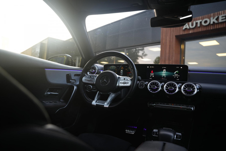 Mercedes-Benz A-Klasse 200 Launch Edition Premium Plus AMG panoramadak AMBIENT Apple Carplay Brake assist Camera Multimedia Getint glas 19"L.M. Cruise Navi