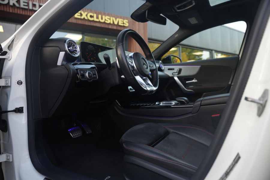 Mercedes-Benz A-Klasse 200 Launch Edition Premium Plus AMG panoramadak AMBIENT Apple Carplay Brake assist Camera Multimedia Getint glas 19"L.M. Cruise Navi