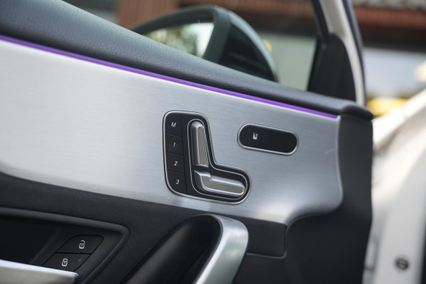 Mercedes-Benz A-Klasse 200 Launch Edition Premium Plus AMG panoramadak AMBIENT Apple Carplay Brake assist Camera Multimedia Getint glas 19"L.M. Cruise Navi