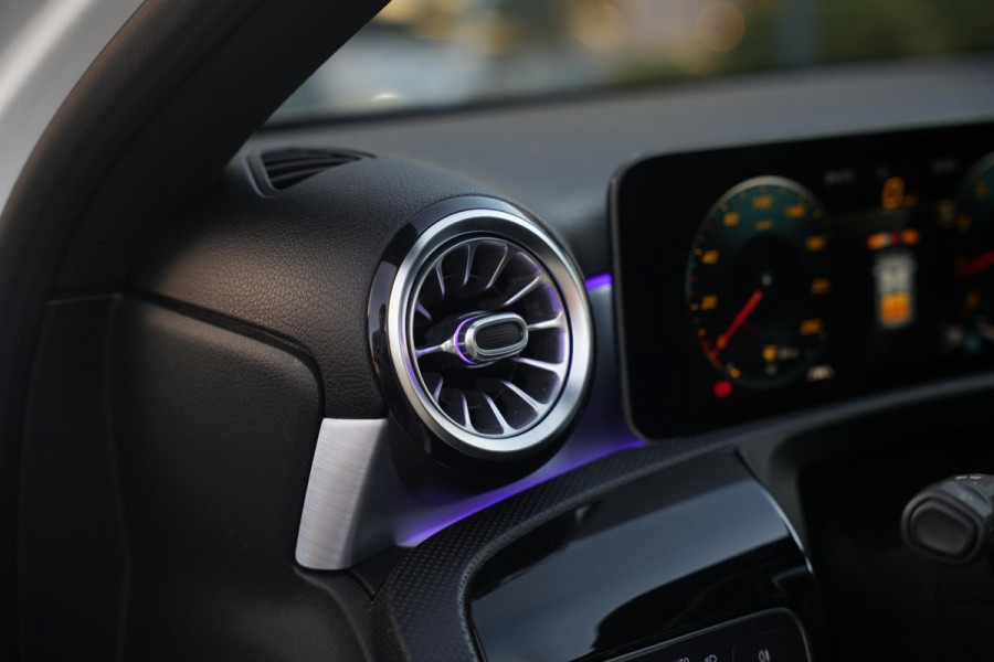 Mercedes-Benz A-Klasse 200 Launch Edition Premium Plus AMG panoramadak AMBIENT Apple Carplay Brake assist Camera Multimedia Getint glas 19"L.M. Cruise Navi