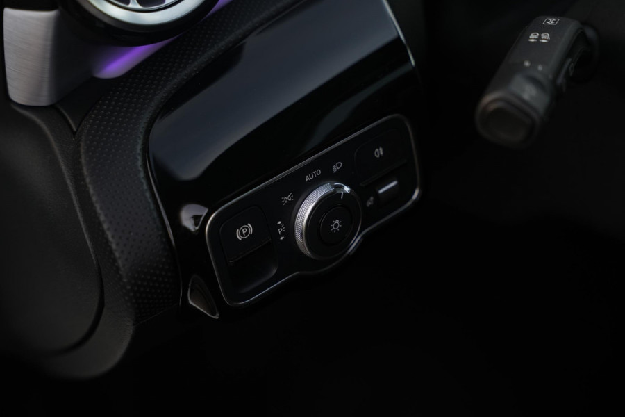 Mercedes-Benz A-Klasse 200 Launch Edition Premium Plus AMG panoramadak AMBIENT Apple Carplay Brake assist Camera Multimedia Getint glas 19"L.M. Cruise Navi