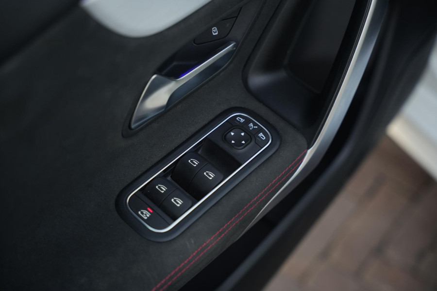 Mercedes-Benz A-Klasse 200 Launch Edition Premium Plus AMG panoramadak AMBIENT Apple Carplay Brake assist Camera Multimedia Getint glas 19"L.M. Cruise Navi