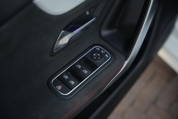 Mercedes-Benz A-Klasse 200 Launch Edition Premium Plus AMG panoramadak AMBIENT Apple Carplay Brake assist Camera Multimedia Getint glas 19"L.M. Cruise Navi