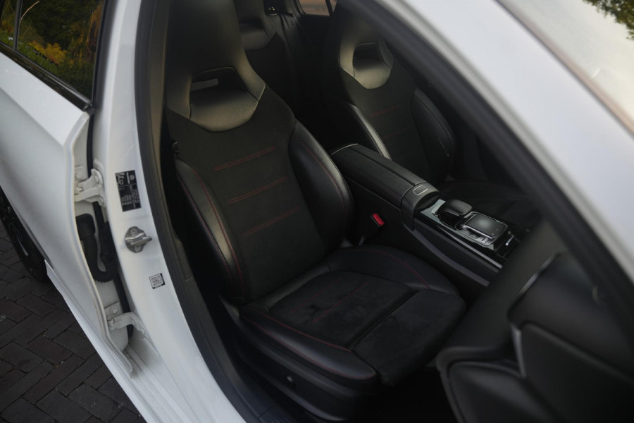 Mercedes-Benz A-Klasse 200 Launch Edition Premium Plus AMG panoramadak AMBIENT Apple Carplay Brake assist Camera Multimedia Getint glas 19"L.M. Cruise Navi