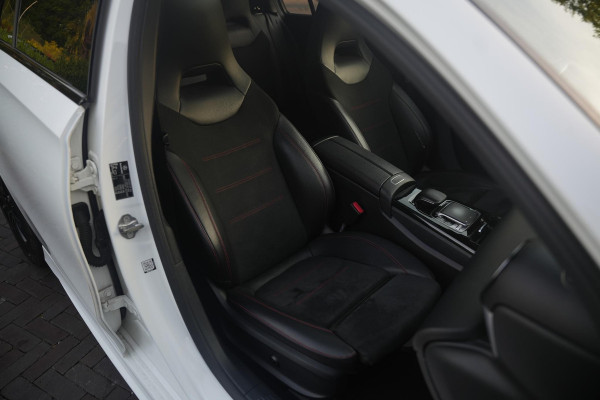 Mercedes-Benz A-Klasse 200 Launch Edition Premium Plus AMG panoramadak AMBIENT Apple Carplay Brake assist Camera Multimedia Getint glas 19"L.M. Cruise Navi
