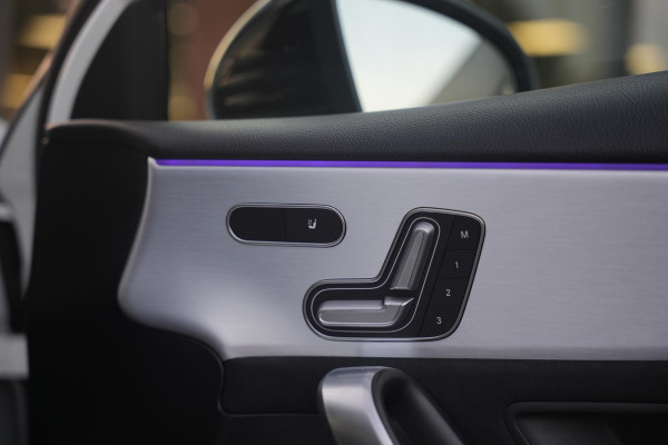 Mercedes-Benz A-Klasse 200 Launch Edition Premium Plus AMG panoramadak AMBIENT Apple Carplay Brake assist Camera Multimedia Getint glas 19"L.M. Cruise Navi