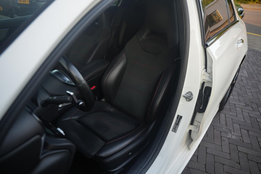 Mercedes-Benz A-Klasse 200 Launch Edition Premium Plus AMG panoramadak AMBIENT Apple Carplay Brake assist Camera Multimedia Getint glas 19"L.M. Cruise Navi
