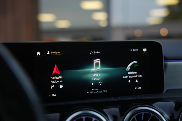 Mercedes-Benz A-Klasse 200 Launch Edition Premium Plus AMG panoramadak AMBIENT Apple Carplay Brake assist Camera Multimedia Getint glas 19"L.M. Cruise Navi