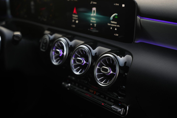 Mercedes-Benz A-Klasse 200 Launch Edition Premium Plus AMG panoramadak AMBIENT Apple Carplay Brake assist Camera Multimedia Getint glas 19"L.M. Cruise Navi