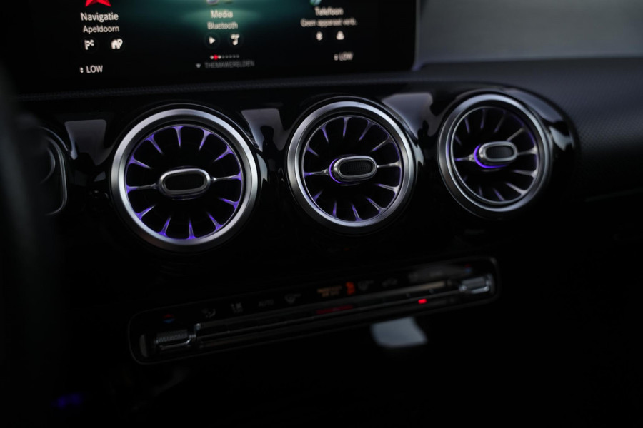 Mercedes-Benz A-Klasse 200 Launch Edition Premium Plus AMG panoramadak AMBIENT Apple Carplay Brake assist Camera Multimedia Getint glas 19"L.M. Cruise Navi